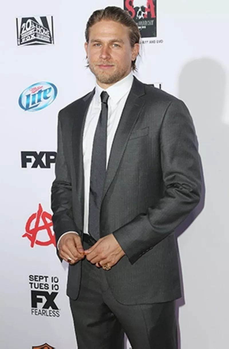 El día de hoy se informó que la producción de la película buscará de nuevo al actor que interprete a Christian Grey, debido a la pesada carga de trabajo del actor que se había confirmado.