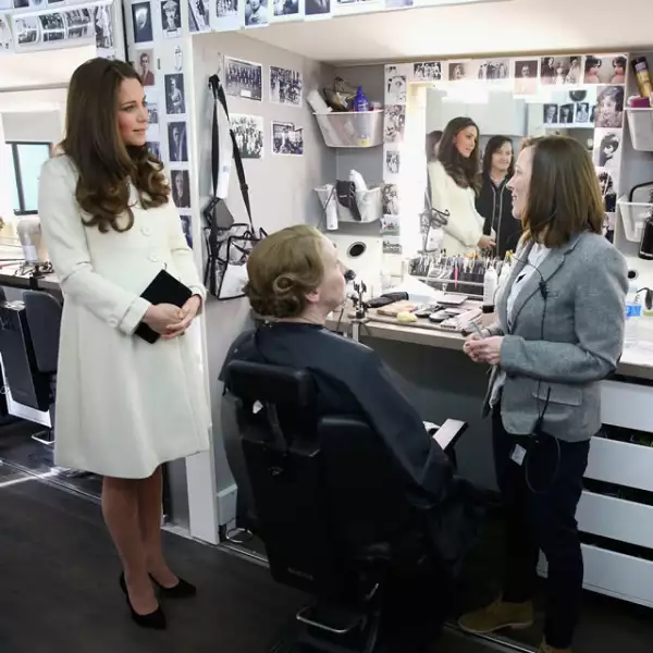 Asimismo no podía faltar el tour por el departamento de maquillaje y peinado, en donde la actriz Phyllis Logan estaba siendo transformada.