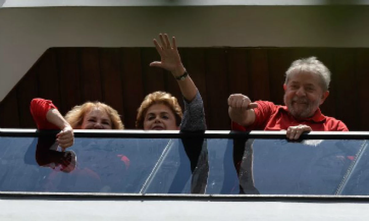 La presidenta Dilma Rousseff (centro) se presentó este sábado en la casa de Lula. (Foto: Getty Images)