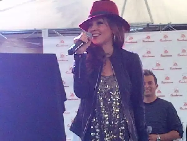 Sonriente y muy delgada fue como lució la artista (Foto: Vanessa Gutiérrez.