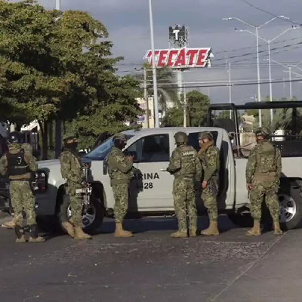 La operación donde se aprehendió a Guzmán Loera tuvo lugar cerca de las 4:30 horas, cuando se desató un enfrentamiento que dejó a cinco narcotraficantes muertos y a seis detenidos, dijo la Marina de México.