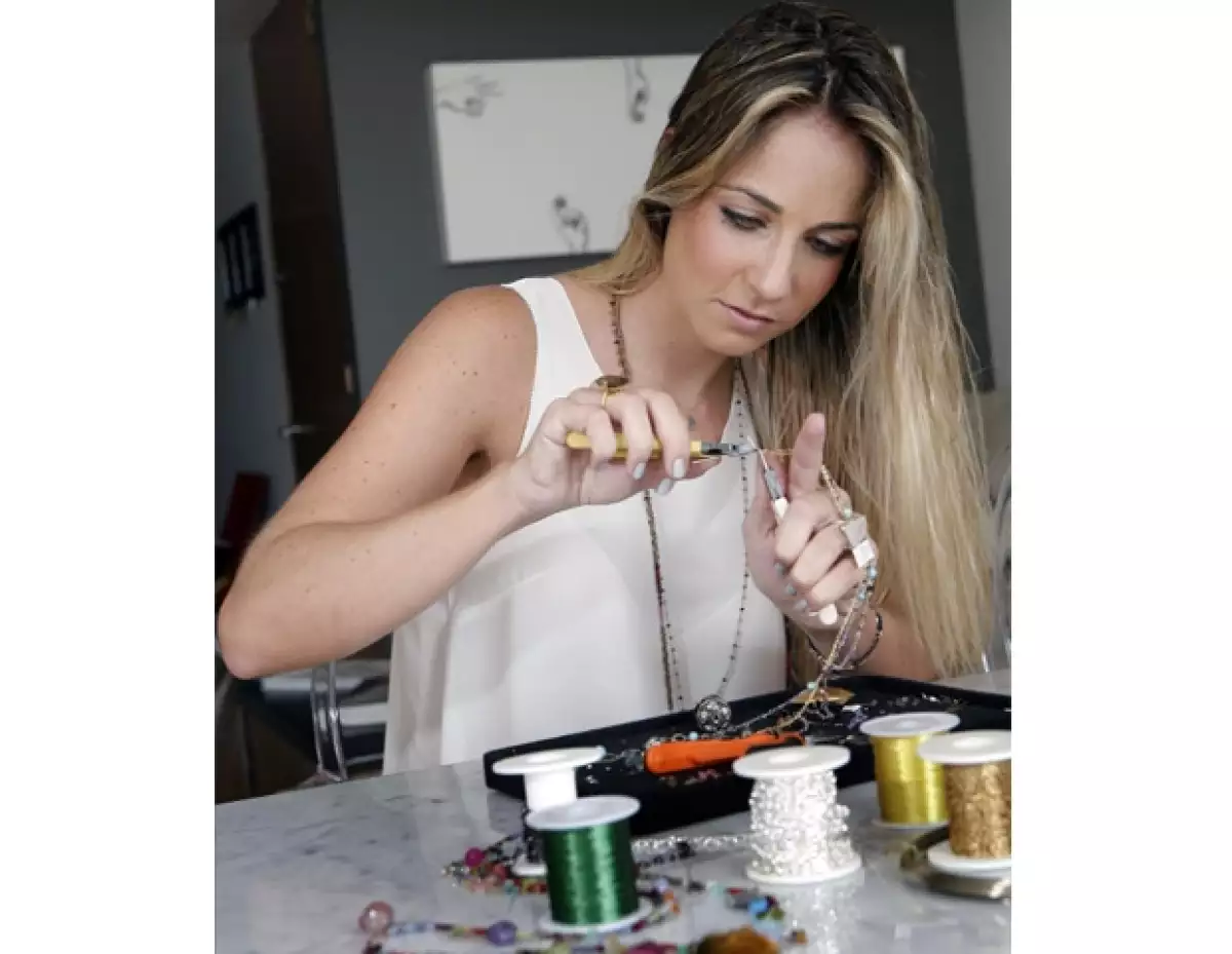 En cada una de sus piezas plasma sus emociones.