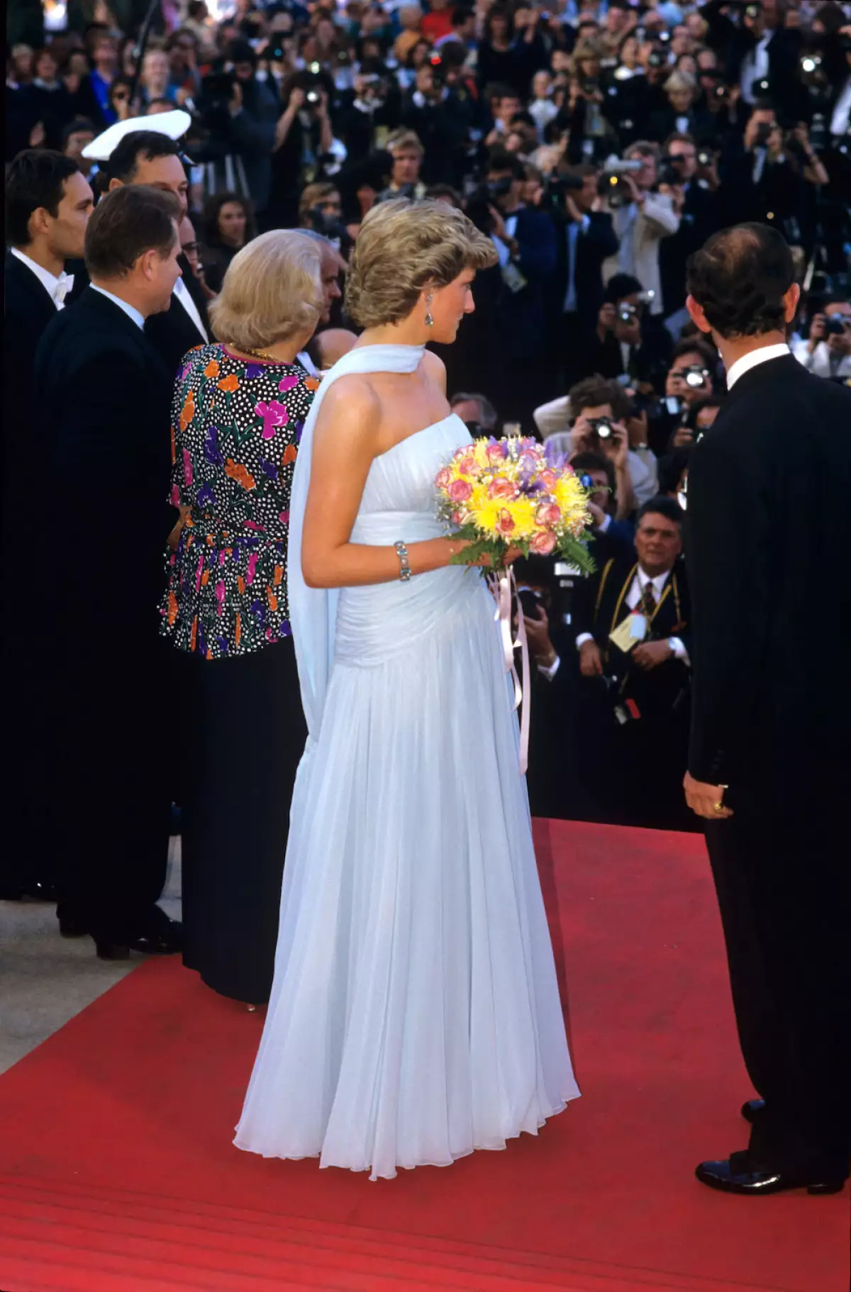 La princesa Diana con un vestido azul en el festival de cine de Cannes.
