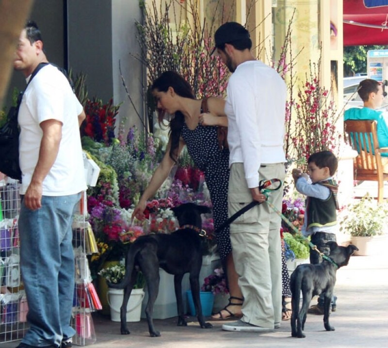 Claudia hizo algunas compras a su paso.