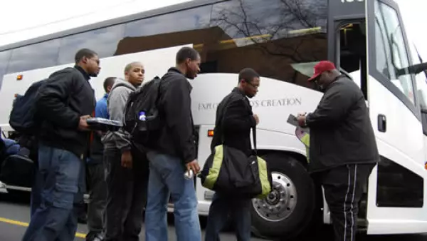 Estudiantes de la Universidad Morehouse, donde SE graduó Martin Luther King Jr., en Atlanta, abordaron autobuses hacia Washington.
