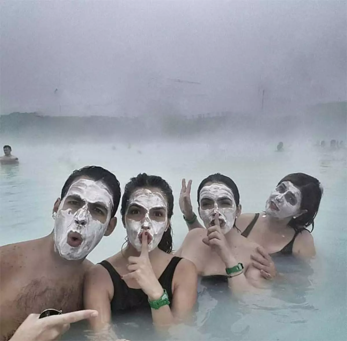 Claudia con su familia en Islandia.