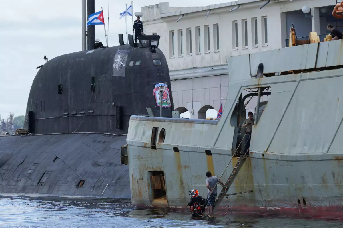 Un buceador trabaja desde el remolcador ruso Nikolay Chiker, atracado junto al submarino de misiles de crucero de propulsión nuclear Kazan en la bahía de La Habana, Cuba, 13 de junio de 2024
