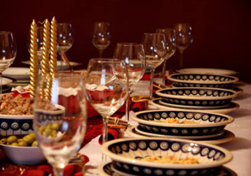 La cena de Navidad, contando el plato fuerte, una porción de ensalada y una rebanada de fruitcake, puede aportar 2,200 calorías a una persona. (Foto: Cortesía SXC)