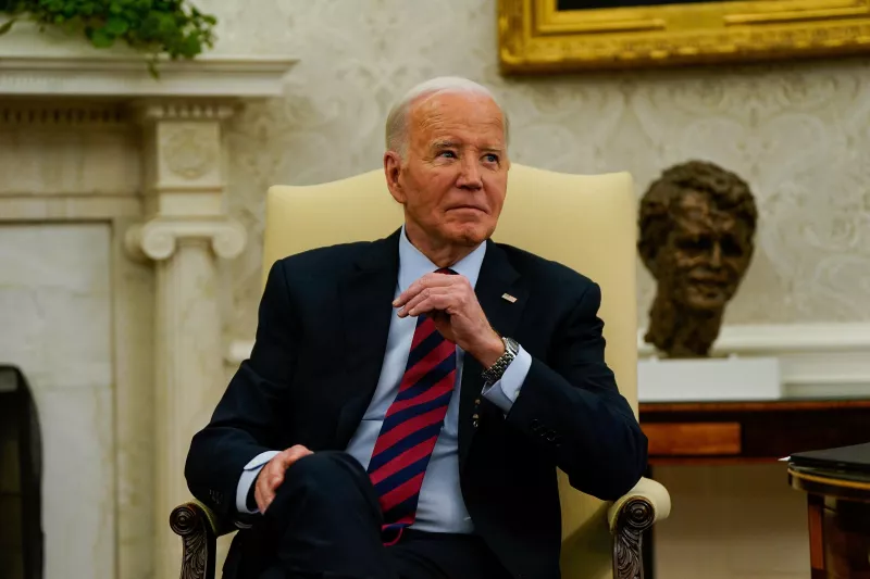 El presidente de los Estados Unidos, Joe Biden, reacciona a las preguntas de los periodistas durante una reunión con el Secretario General de la OTAN, Jens Stoltenberg, en la Oficina Oval de la Casa Blanca en Washington, EE. UU., el 17 de junio de 2024.