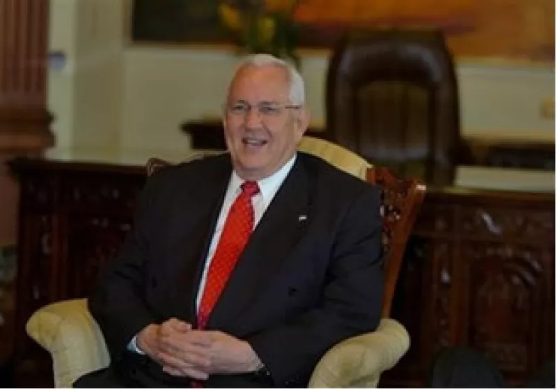 El decreto emitido por Micheletti prohibía las reuniones de más de 20 personas y cerró medios de comunicación.  (Foto: AP)