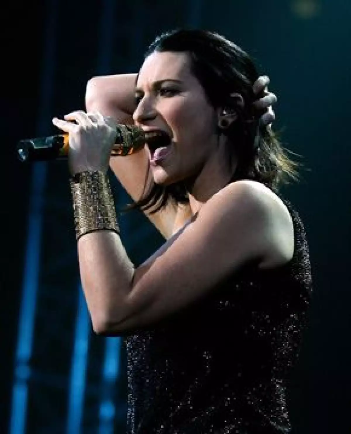 La cantante pidió a sus fans solidaridad con el pueblo italiano y en uno de sus conciertos guardó un minuto de silencio en memoria de las víctimas del terremoto.