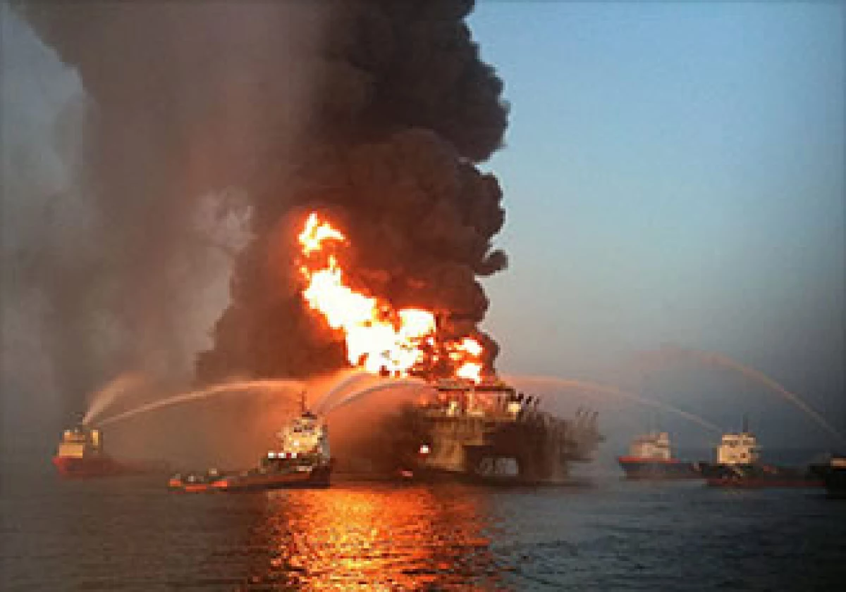 Unos barcos bomberos tratan de apagar las llamas en la plataforma Deepwater Horizon en el Golfo de México. (Foto: Cortesía CNNMoney)