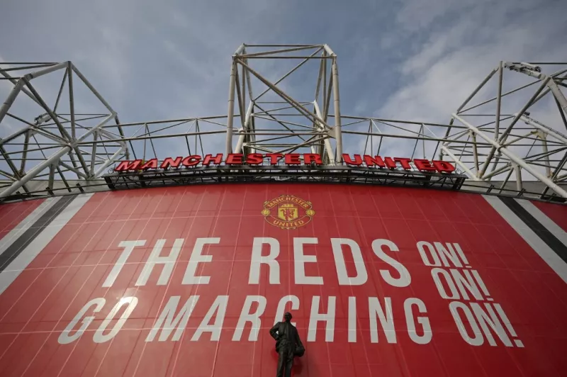Una estatua de Matt Busby se encuentra fuera del estadio Old Trafford del Manchester United en Manchester, al noroeste de Inglaterra, el 21 de abril de 2021.