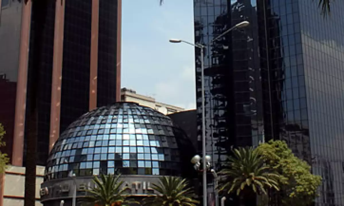 La Bolsa mexicana cerró el viernes pasado con una fuerte caída debido a un error en el precio de órdenes de compra-venta de acciones. (Foto: Notimex)