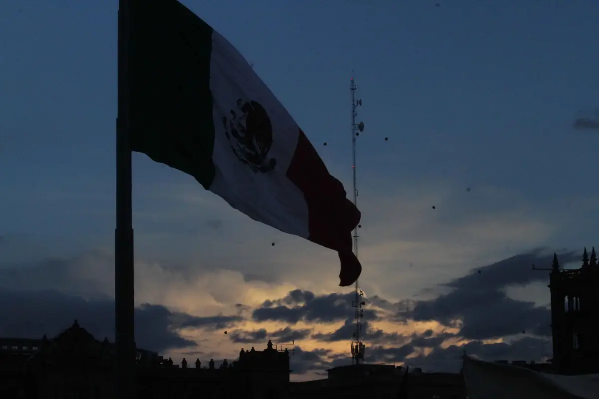 Cayó la noche en el Zócalo, culminó la marcha del 2 de octubr