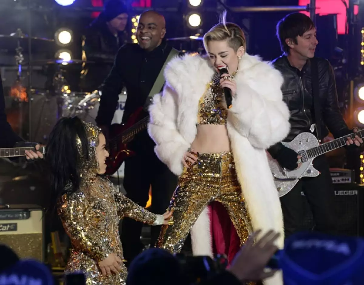 Miley bailó de forma sexy con una mujer de estatura pequeña.
