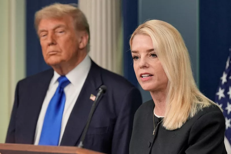 La Fiscal General de los Estados Unidos, Pam Bondi, habla con los medios de comunicación, en la Sala de Reunión de Prensa de la Casa Blanca en Washington D.C., 27 de junio de 2025.
