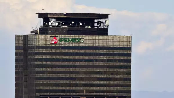 Petróleos Mexicanos enfrenta presiones por la caída de los presiones del petróleo y sus pasivos.