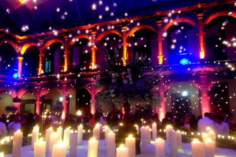 La conductora de televisión y el publicista Gustavo Guzmán celebraron su enlace matrimonial en el Ex Covento de las Vizcaínas. Al evento acudieron 1000 invitados.