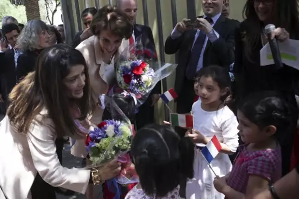 Salma junto a la Ministra de salud de Francia, Marisol Touraine.