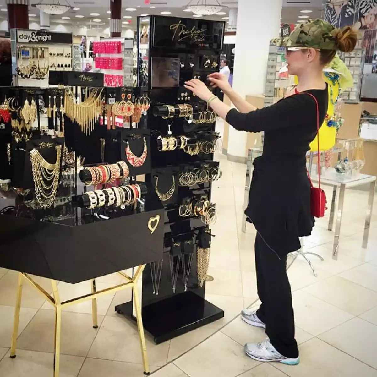 La cantante decidió dar un paseo con su hija por Macy's, por lo que aprovechó que todo estuviese perfecto con los zapatos y accesorios de su línea Thalia Sodi Collection.