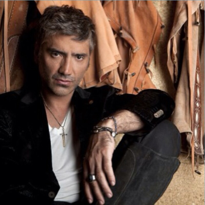 "Siempre pienso en ti", posteó el cantante al pie de esta fotografía.