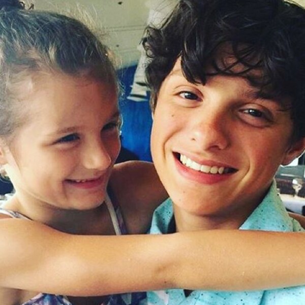 Caleb en una de sus últimas fotografías con su hermana.