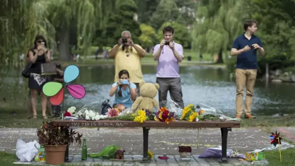 Seguidores del fallecido actor han convertido los lugares representativos de su carrera en conmovedores memoriales con flores, fotos y mensajes en su honor.