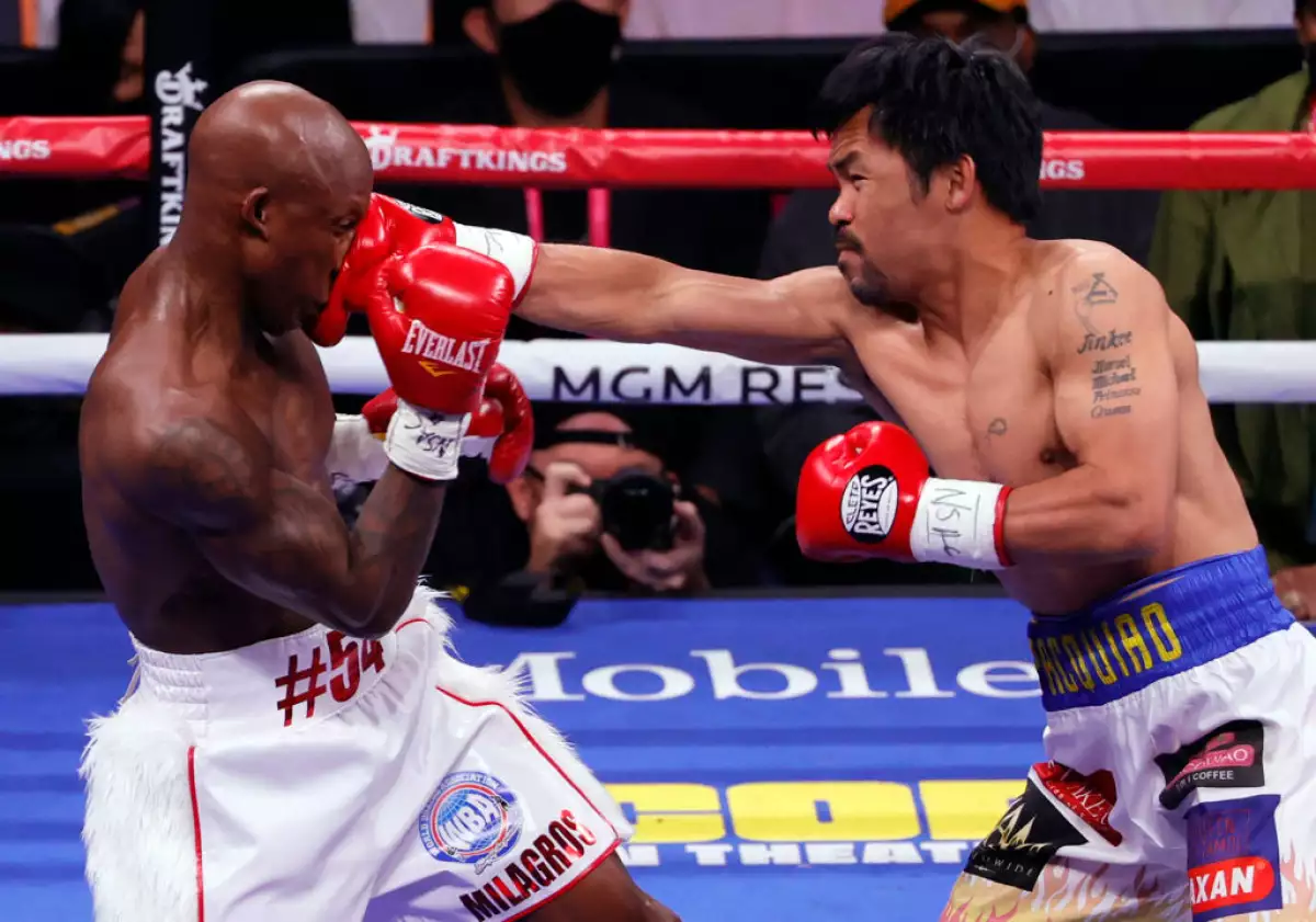 Foto de Manny Pacquiao en una pelea contra Yordenis Ugas en el primer round, en la Mobile Arena el 21 de agosto de 2021.