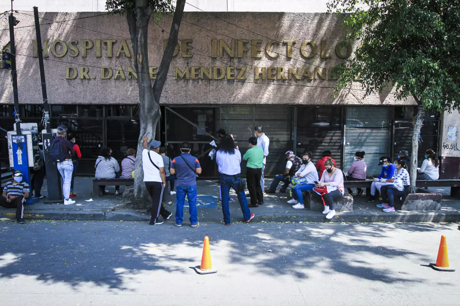 Familiares esperan reportes médicos