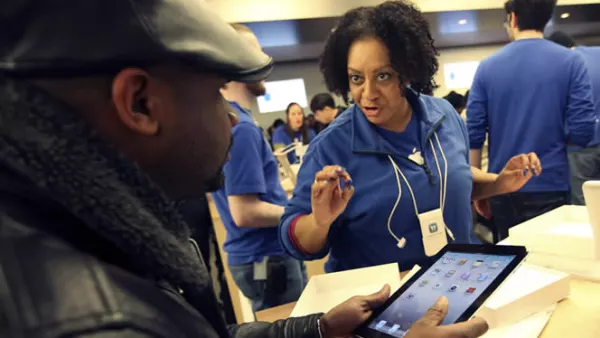 El especialista de Apple, Toni Perreira, da instrucciones a un posible cliente sobre cómo utilizar la iPad 2 en la Apple Store de Nueva York.