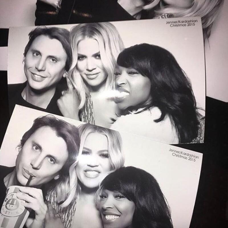 Khloé Kardashian con amigos.