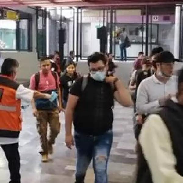 Pasajeros con cubrebocas