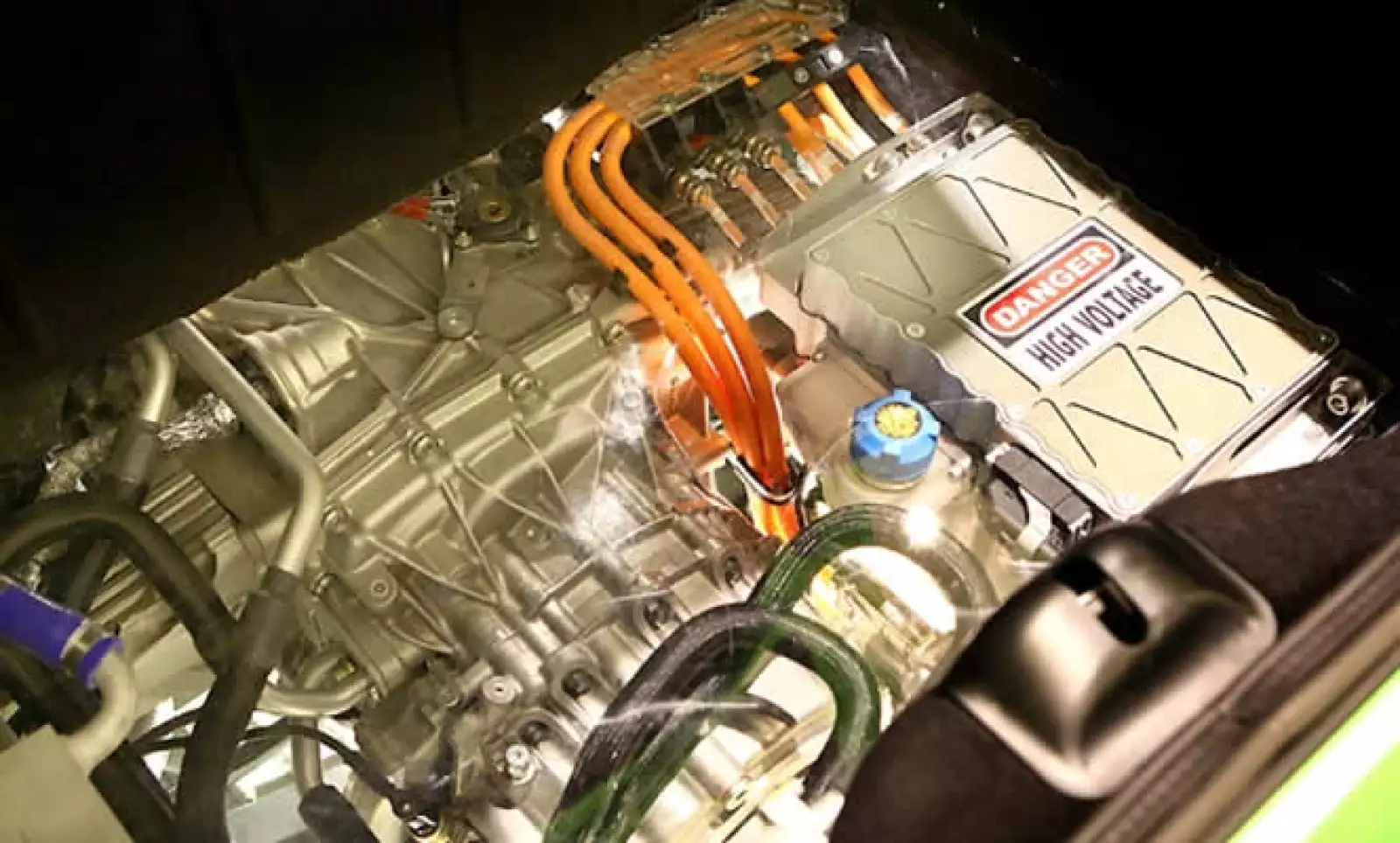 Ferrari ha aplicado su tecnología de F1 para el diseño, la ingeniería y la construcción de un nuevo tipo de motor eléctrico que ayuda a optimizar la dinámica longitudinal y lateral del vehículo.