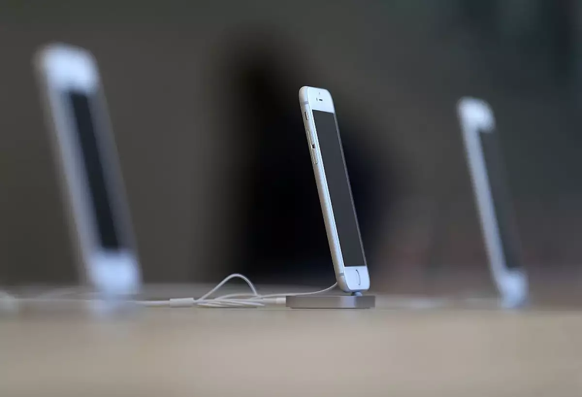 Los rumores en blogs especializados de Apple indican que el nuevo dispositivo quitará la entrada redonda para audífonos para sólo dejar la conexión que actualmente se usa para el cargador.