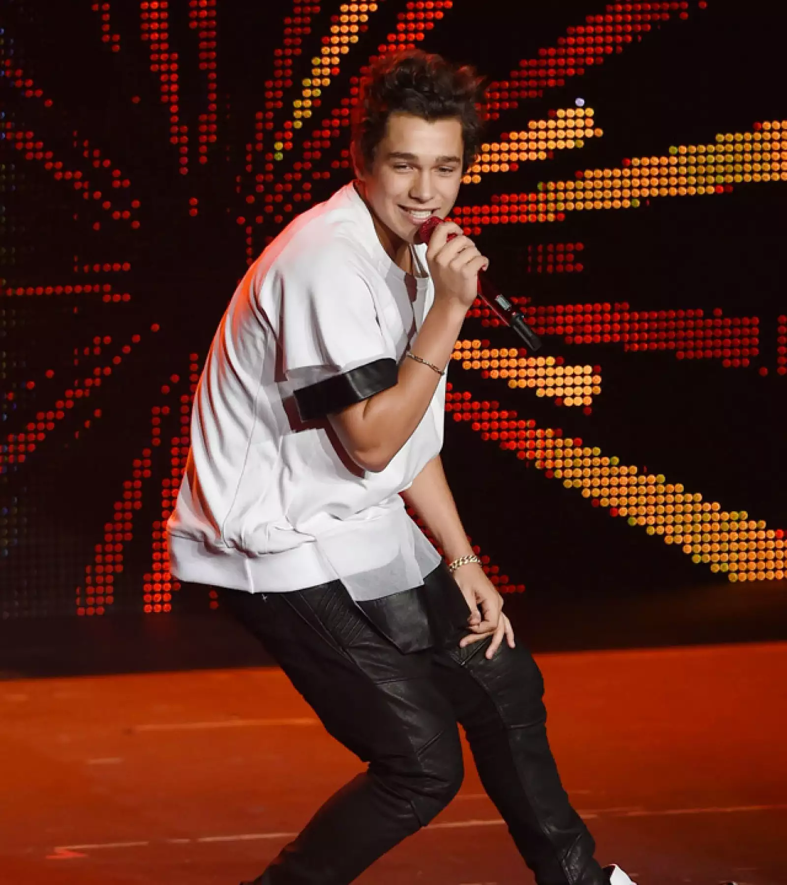 Aunque aún no cuenta con un álbum de estudio, Austin Mahone ha alcanzado mucha fama por sus sencillos como “Say you`re just a friend” y “Mmm yeah” el cual contó con la participación de Pitbull.