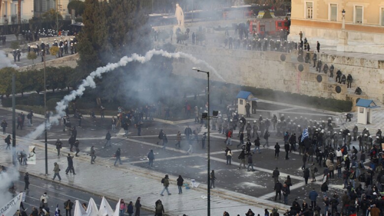 La Policía repelió con gases lacrimógenos a manifestantes que lanzaban piedras y bombas molotov en la Plaza Sintagma, situada frente a la sede del Legislativo.
