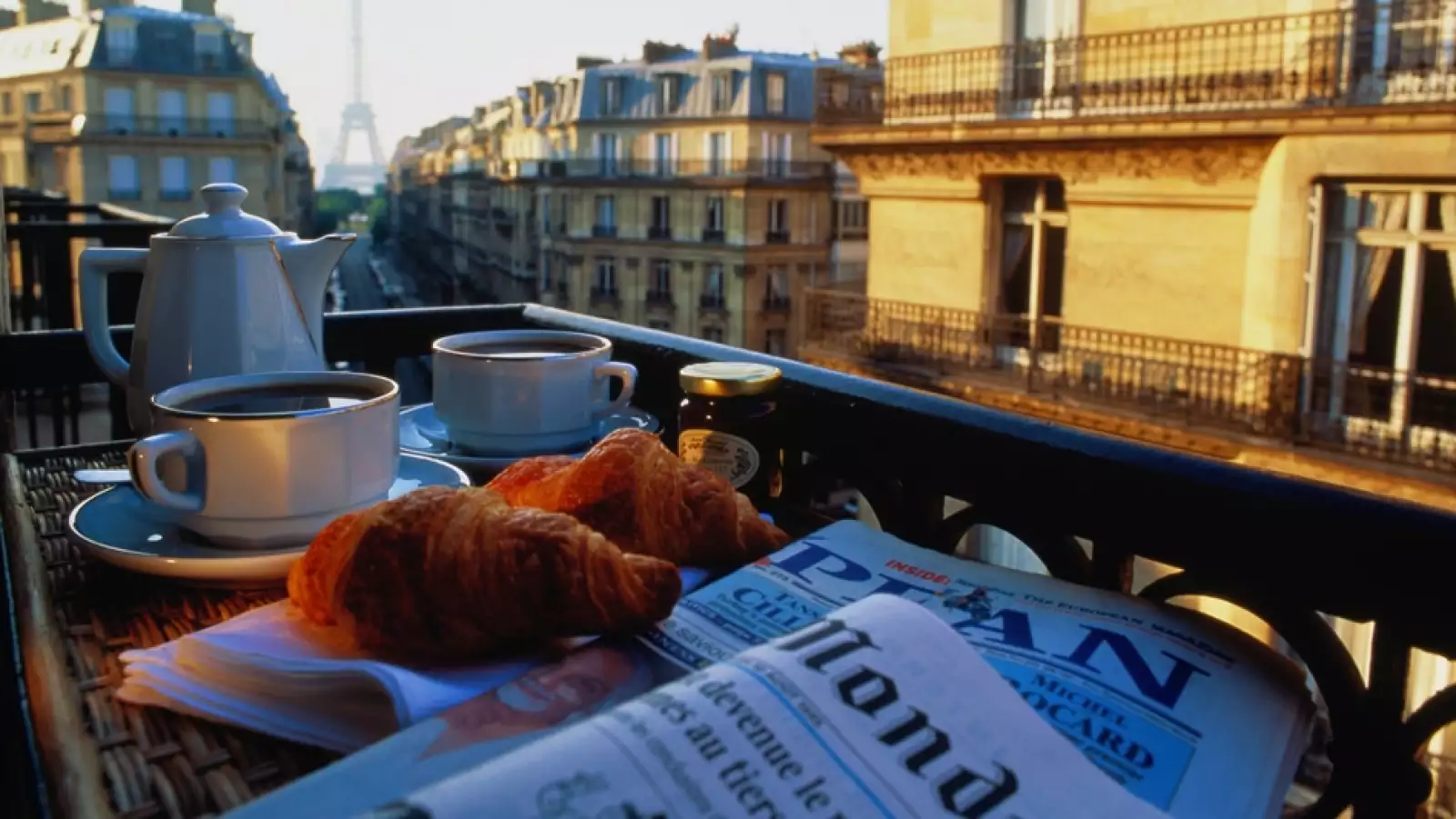 GALE. desayuno periodicos Paris