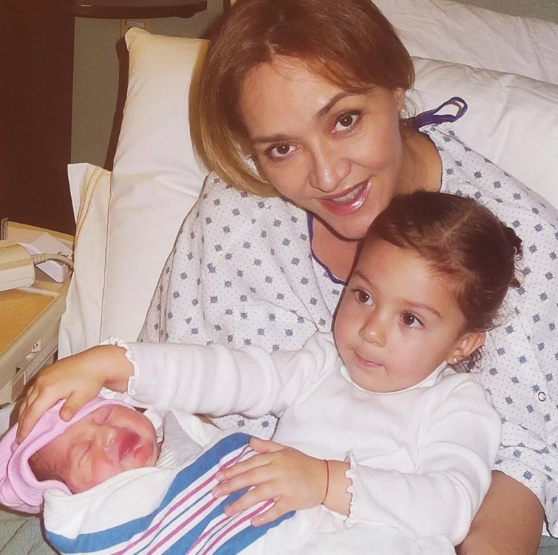 Angélica Fuentes y sus dos hijas Valentina y Mariaignacia.jpg