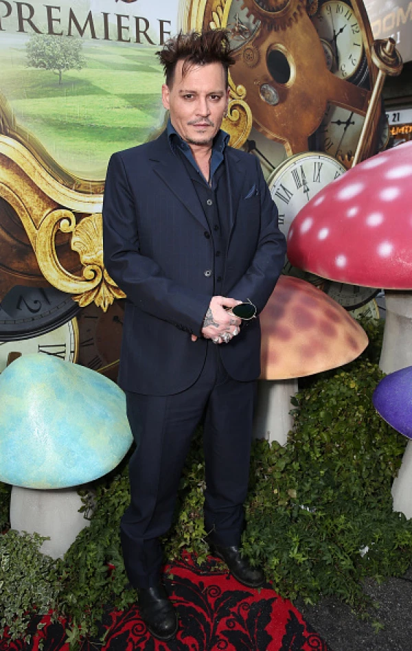 Johnny se encuentra en la promoción de su nueva película, Alice Through the Looking Glass.