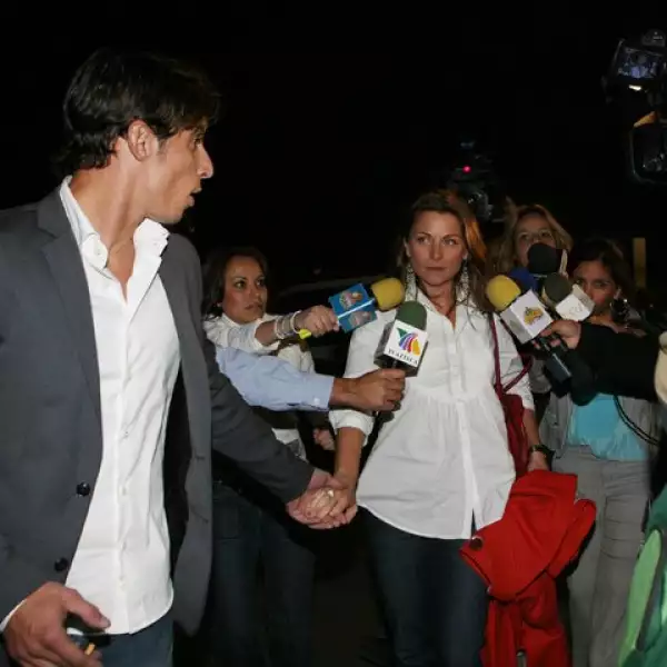 Los actores manifestaron su enfado a la salida de una obra de teatro porque a varios meses de haber dado a conocer su noviazgo, insisten en preguntarles sobre el tema.