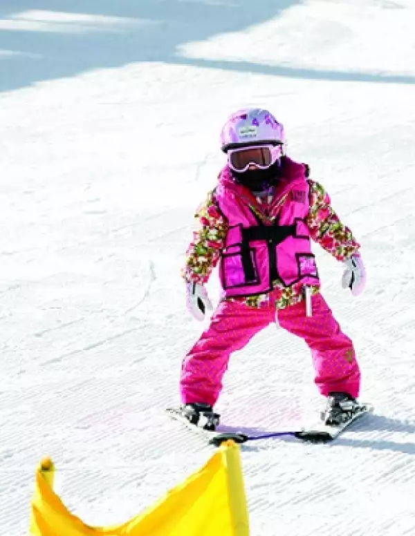 La niña de tres años le decía a su maestra que la dejara lanzarse más rápido.