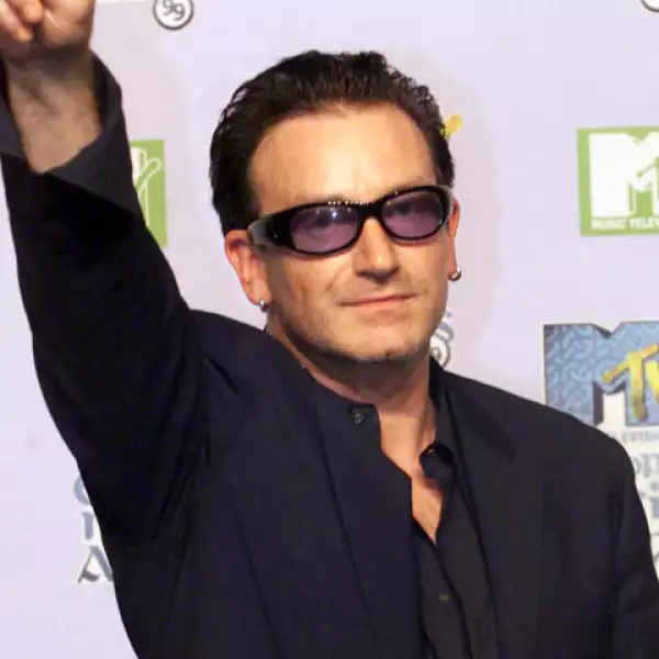 Bono posó para los fotógrafos durante la alfombra roja de los premios MTV Europe Music Awards en 1999.