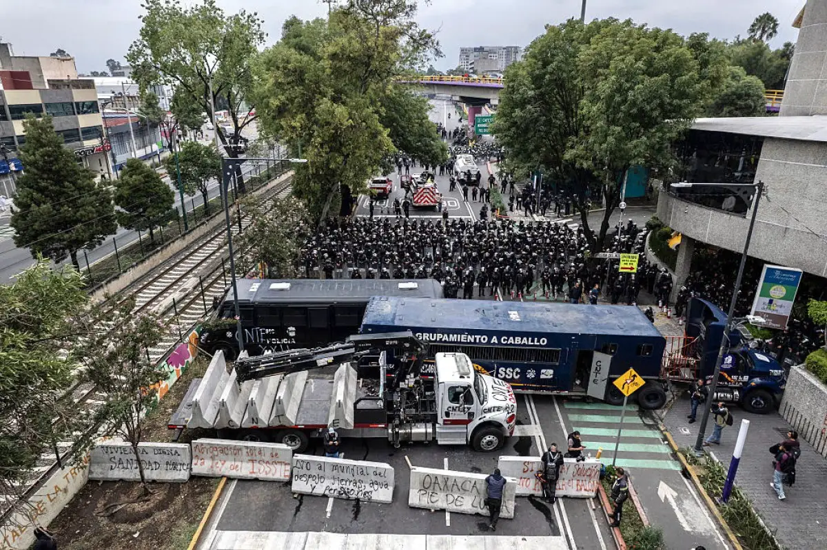 Policías detienen marcha de la CNTE hacia el Estadio Ciudad de México