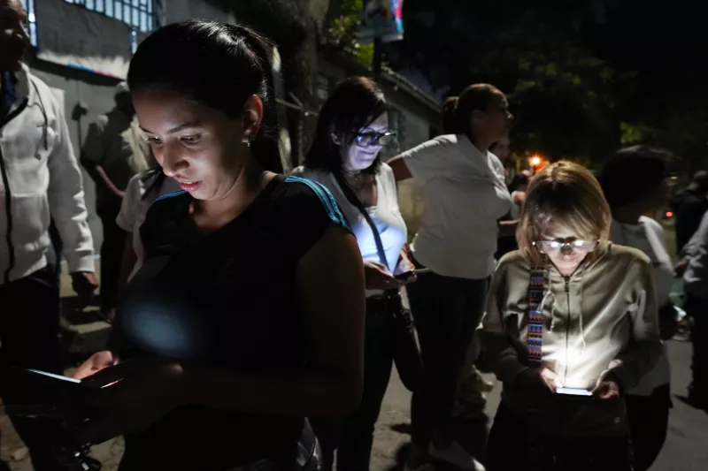 Los partidarios del candidato presidencial de la oposición venezolana Edmundo González buscan noticias sobre los resultados de las elecciones durante las elecciones presidenciales de Venezuela, en Caracas, Venezuela, el 28 de julio de 2024.