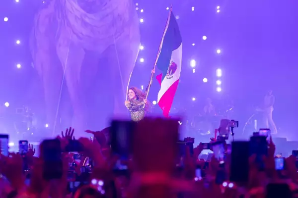shakira zocalo 2.jpeg
