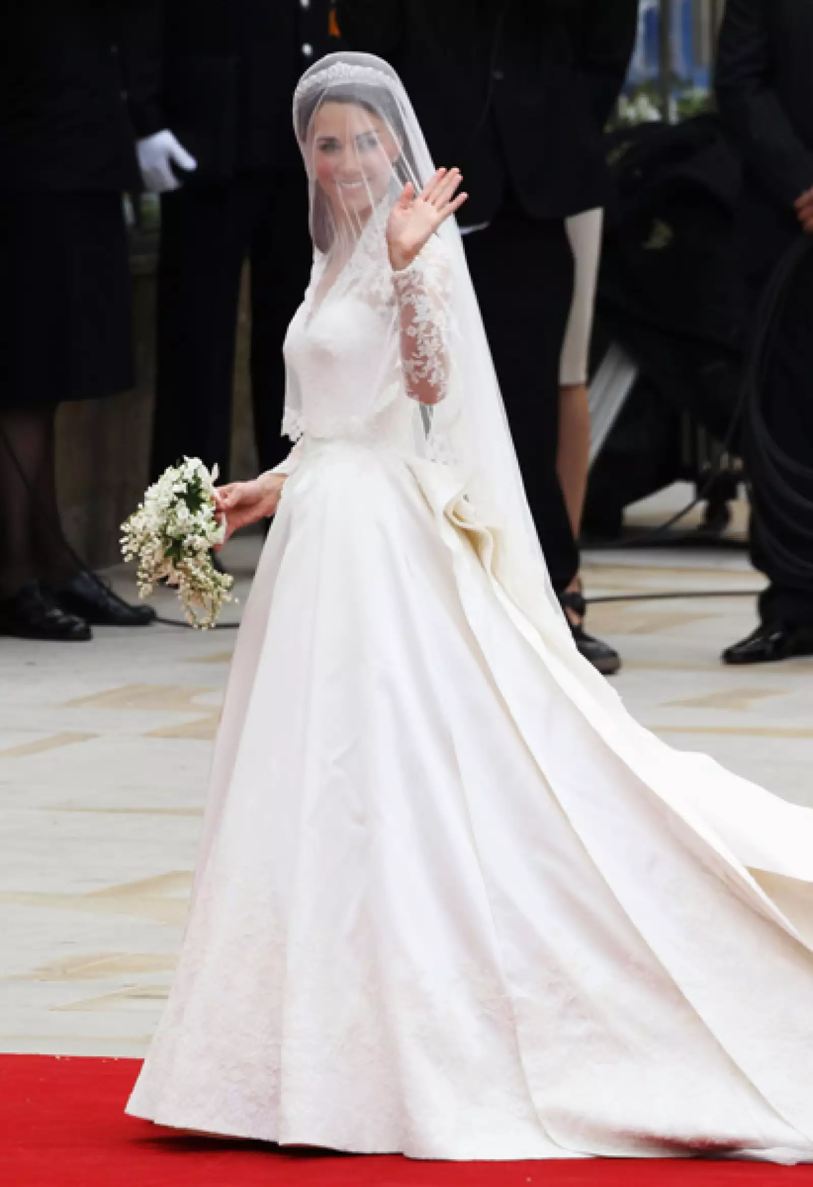 Kate Middleton lució un vestido diseñado por Sarah Burton para Alexander McQueen.