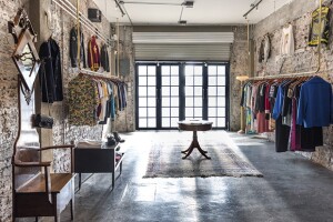 En su boutique la joven recolecta piezas únicas y que cuenten una historia.