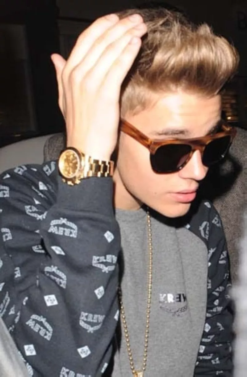 Guy Sahar enfureció después de que lo llamaran a las 6 am para tatuar a Justin y a su DJ y le regatearan el precio acordado; dijo ser testigo del maltrato del cantante a su asistente personal.