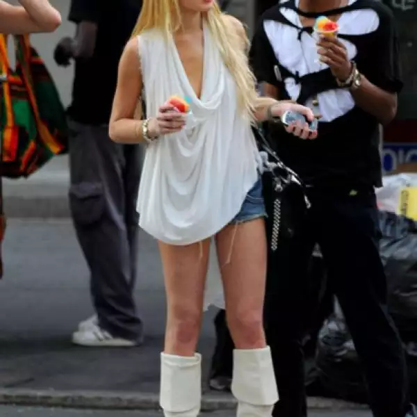 Quien haya dicho que Lindsay Lohan comía solamente sushi, verduras y té, aquí la prueba de que también `peca´ de vez en cuando y disfruta de helado.